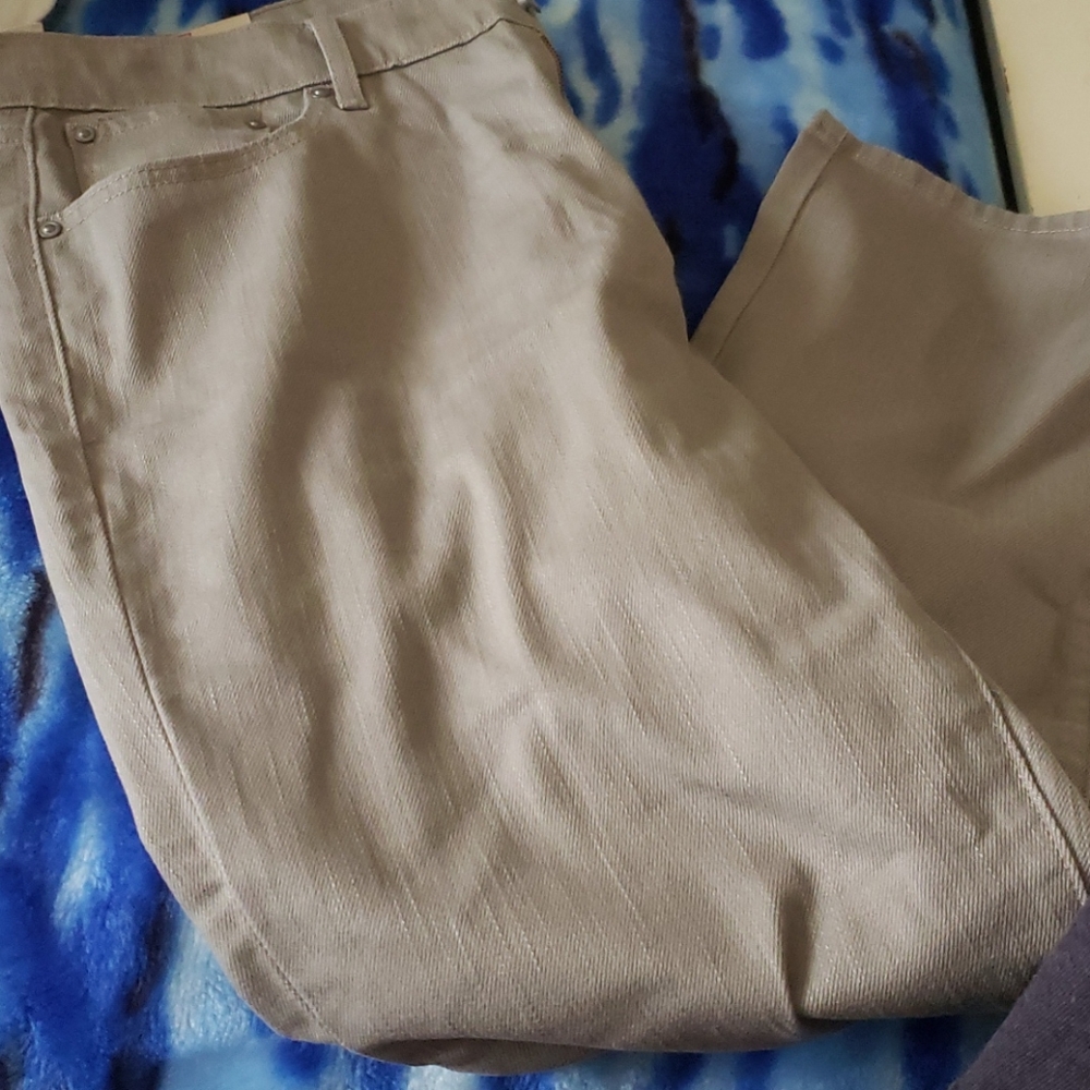 3/$20 Levi's Demi Curve Khaki Cropped Pants
